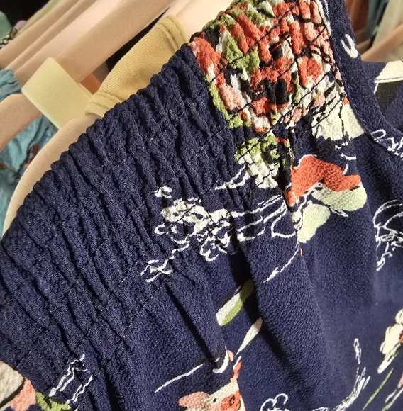 Small EUC Navy/Floral Blouse 21"Ptp 27"Long Vneck Smocked Shldrs Elastic Wrists - Picture 6 of 12